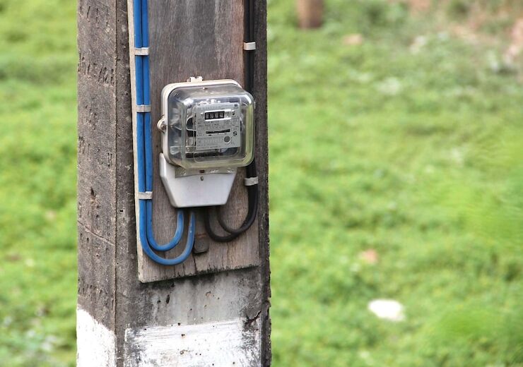 Instalații electrice în medii umede – norme și bune practici