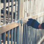 Cum se face montajul corect al unei porți batante metalice